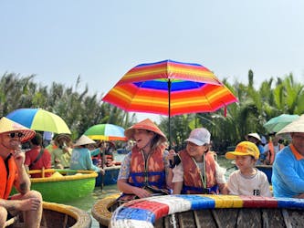 Giro in barca nel cestino della foresta di cocco di Cam Thanh